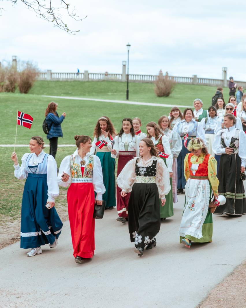 Fæbrik-jentene i 17. mai-tog